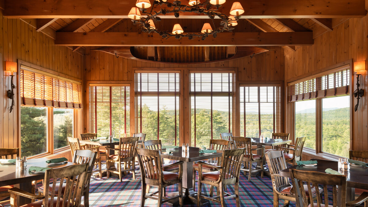 Casual dining room at Lake Winnipesaukee Golf Club.